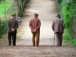 pensionati anziani-che-camminano-con-le-mani-dietro-la-schiena copia.jpg